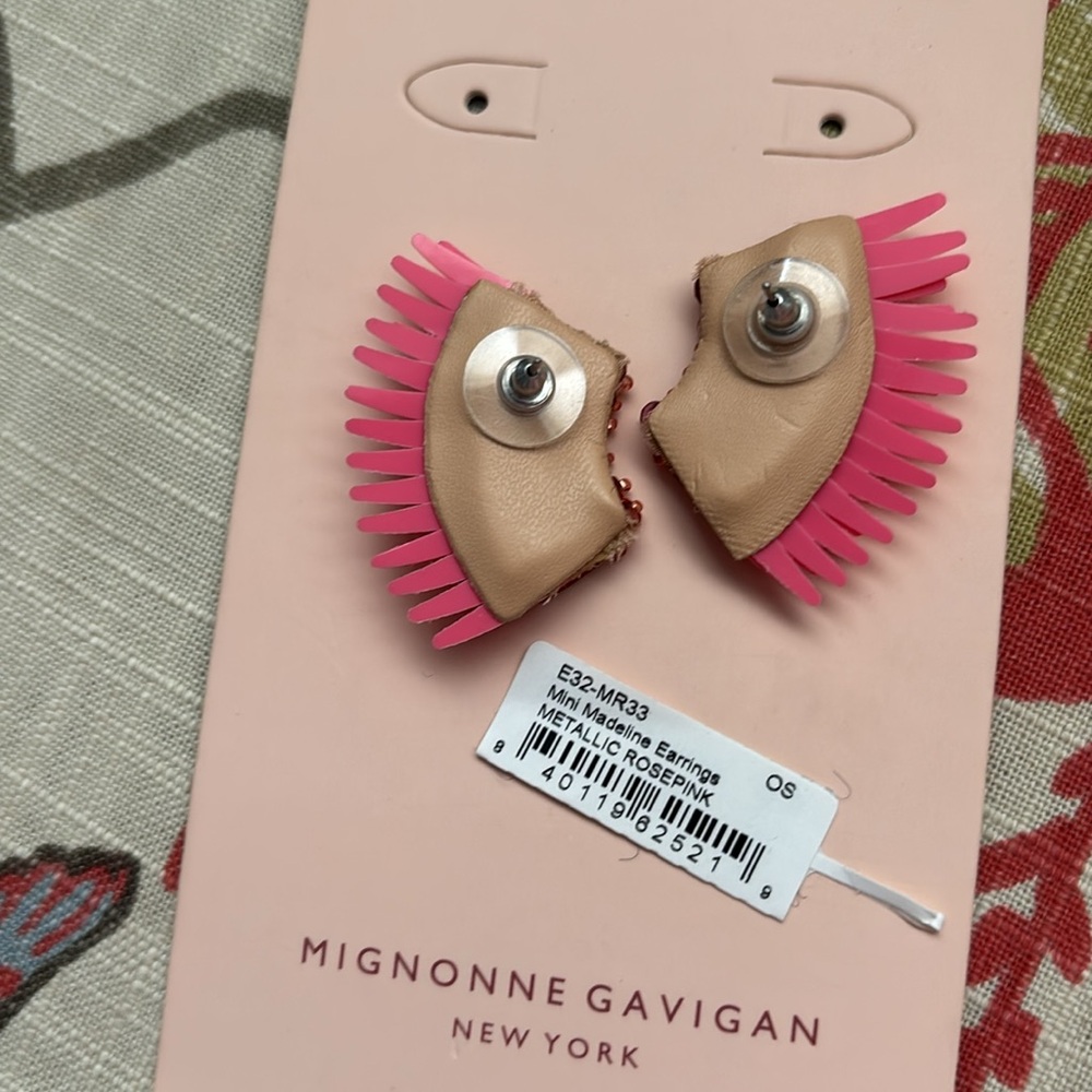 New! Mignonne Gavigan mini Madeline earrings in Peach Metallic - Picture 2 of 6